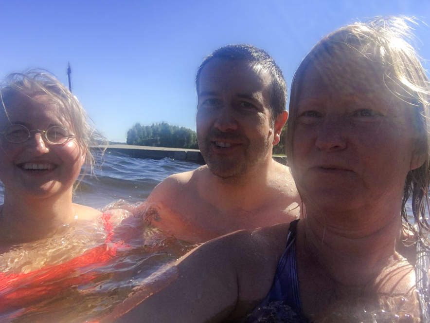 Bathing in the Tavelsjön – Foto: Elisabet