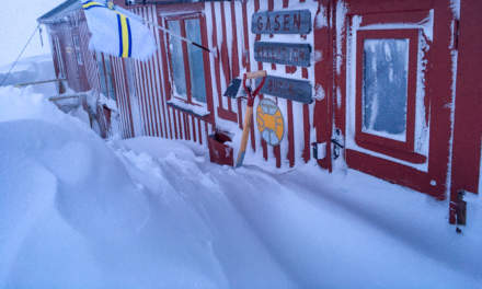 The cabin of the stugvärdarna is snowed in again