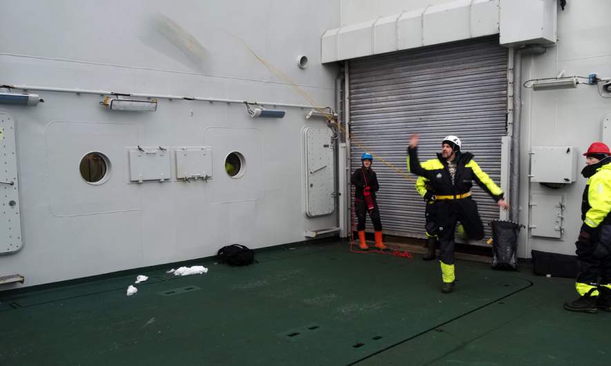 Throw rope training (Photo: Adam Steer, Norwegian Polar Institute)
