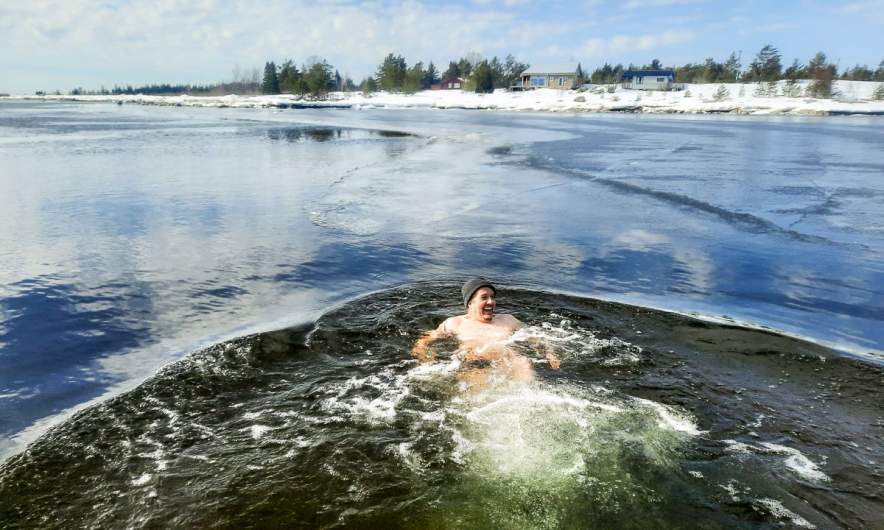 Winter bath in Vitskärsudden (Photo: Annika Kramer)