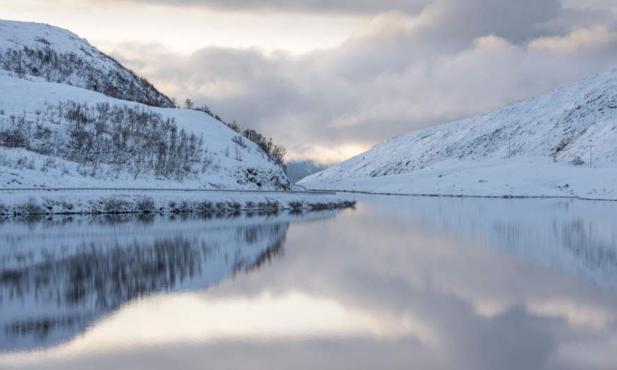 Finnvikvatnet in winter – mountain reflection
