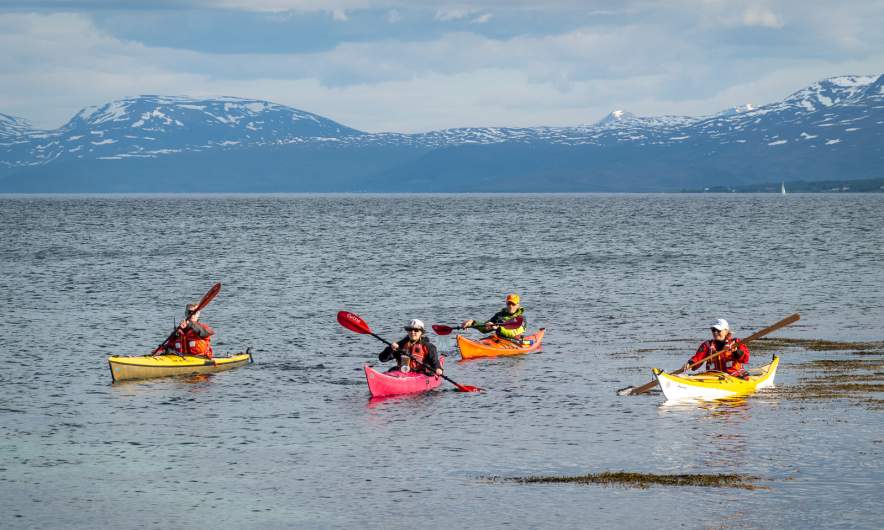Fellow paddlers approaching Grindøya