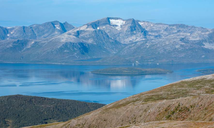 View of Grøtsundet, Nipøya and Istinden
